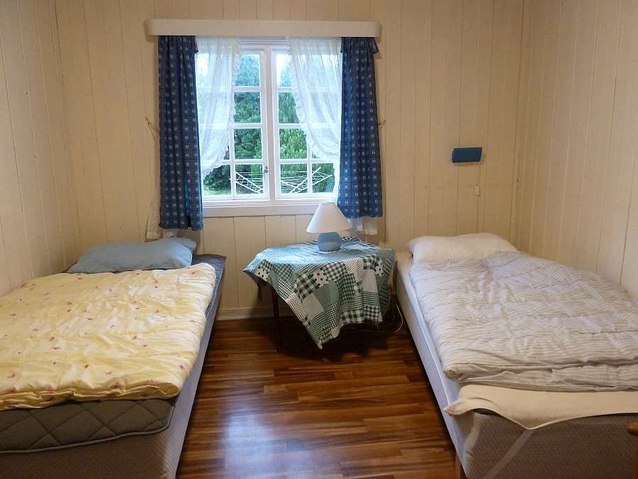 Ein weiteres Schlafzimmer mit zwei Einzelbetten