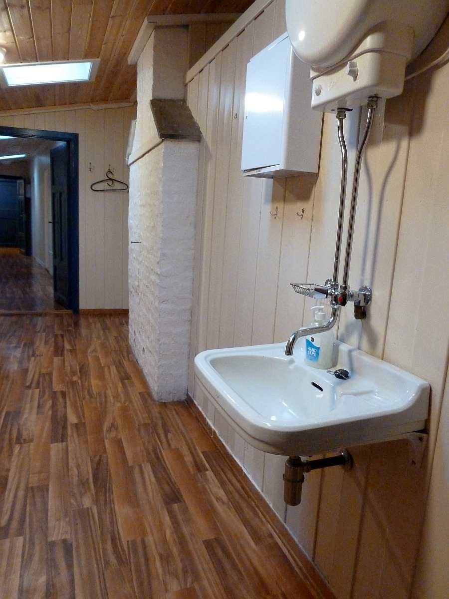 Im Eingangsflur steht noch ein Handwaschbecken zur Verfügung