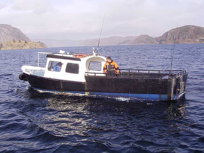 Stahl-Dieselboot 27 Fuß mit 74 PS Innenbordmotor. Ein Echolot und ein GPS/Kartenplotter sind an Bord