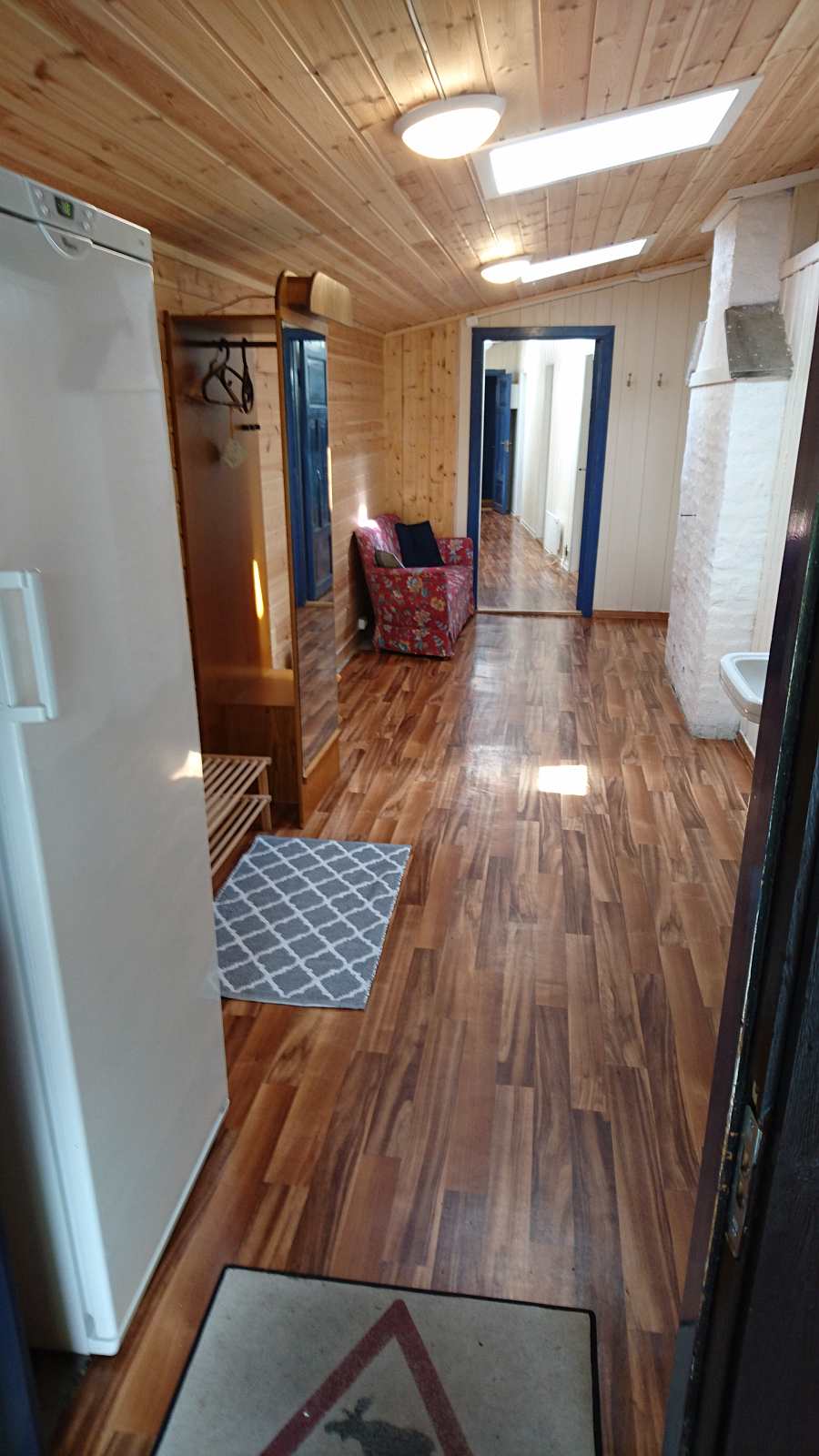 Vom langen Flur des Hauses erreicht man die verschiedene Zimmer