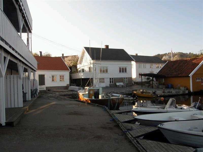 Unser Ferienhaus Soløy ist direkt am Wasser gelegen.