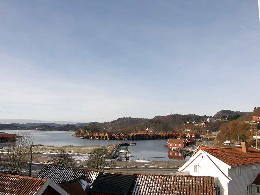 Blick vom Ferienhaus in Richtung auf die Bucht mit dem Bootsliegeplatz