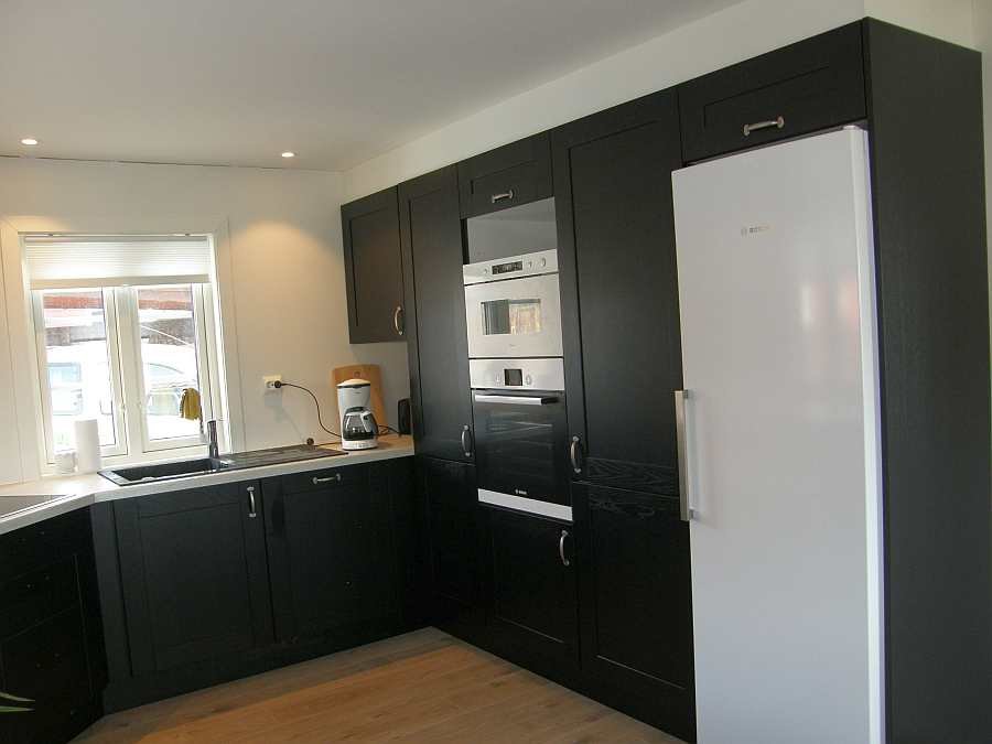 Die komplett ausgestattete, moderne Küche des Hauses