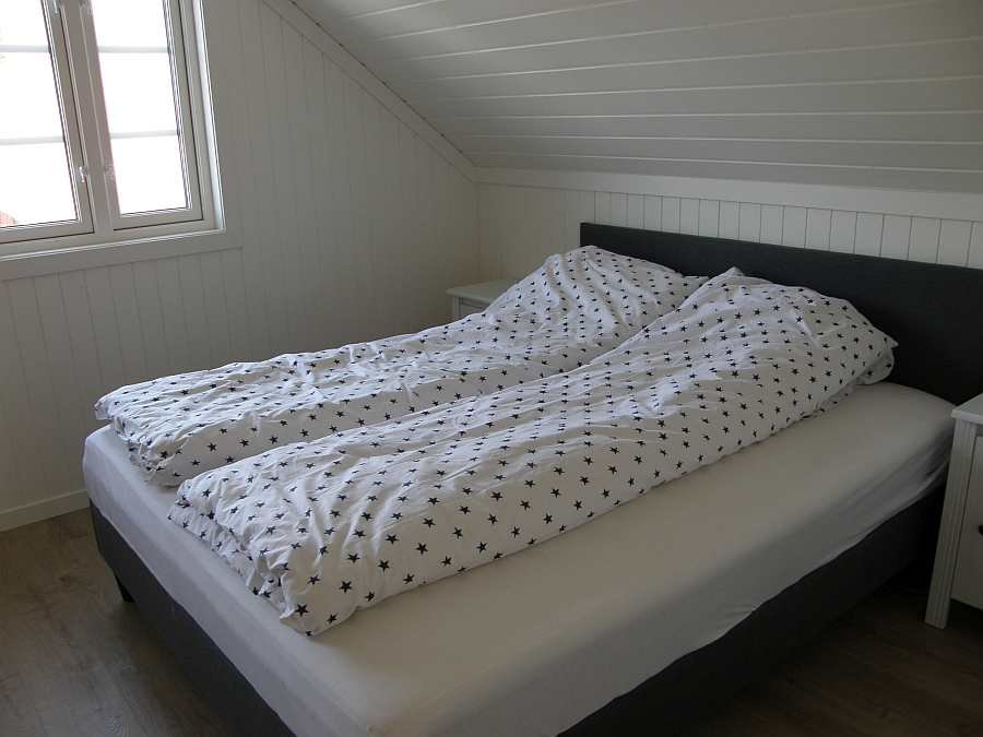 Das Schlafzimmer mit Doppelbett (Aufnahme kurz nach der Einrichtung des Neubaus - noch nicht fertig eingerichtet)