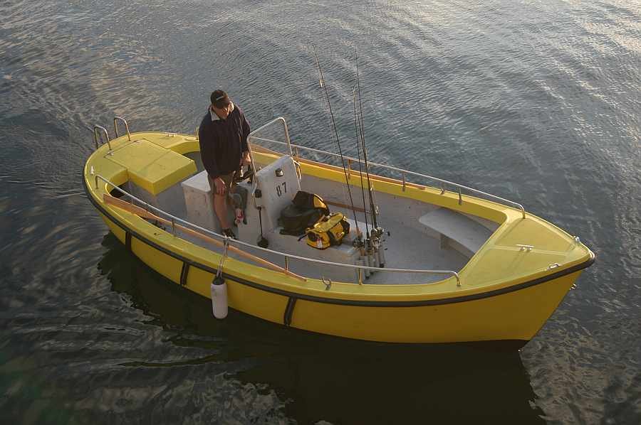 4-5 Angler finden bequem Platz auf dem 21 Fuß-Benzinkutter