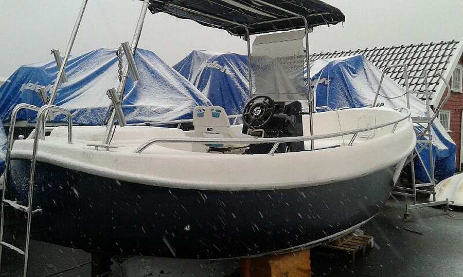 Auf dem Benzinkutter Bluefish haben 4 Angler ausreichend Platz