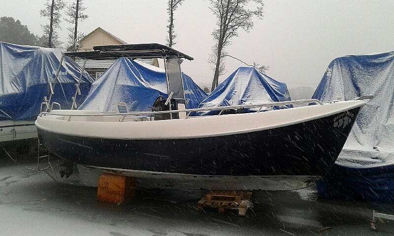 Der Benzinkutter Bluefish - 21 Fuß/15 PS, 4-Takter, Steuerstand, Echolot, GPS/Kartenplotter (hier im Winterlager)