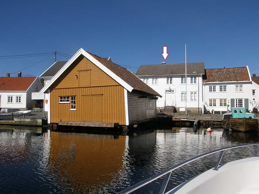 Ferienhaus Svinør in Åvik in Südnorwegen (das markierte, linke weiße Haus) - davor das eigene Bootshaus (gelb)