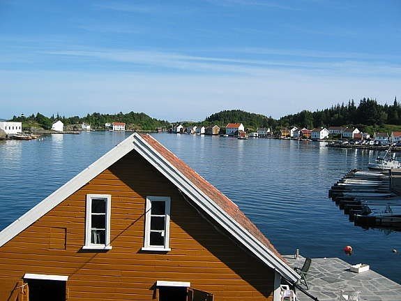 Blick vom Ferienhaus auf das Wasser, das eigene Bootshaus und den Bootsliegeplatz