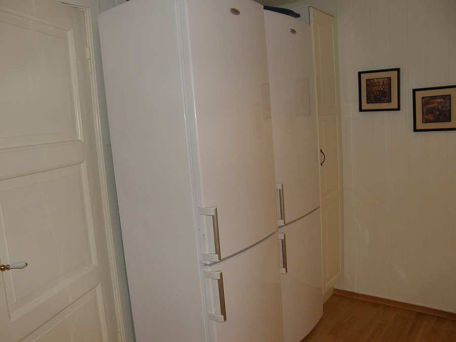 2 Große Kühlschränke mit Gefrierteil stehen zur Verfügung - zusätzlich gibt es noch eine große Gefriertruhe