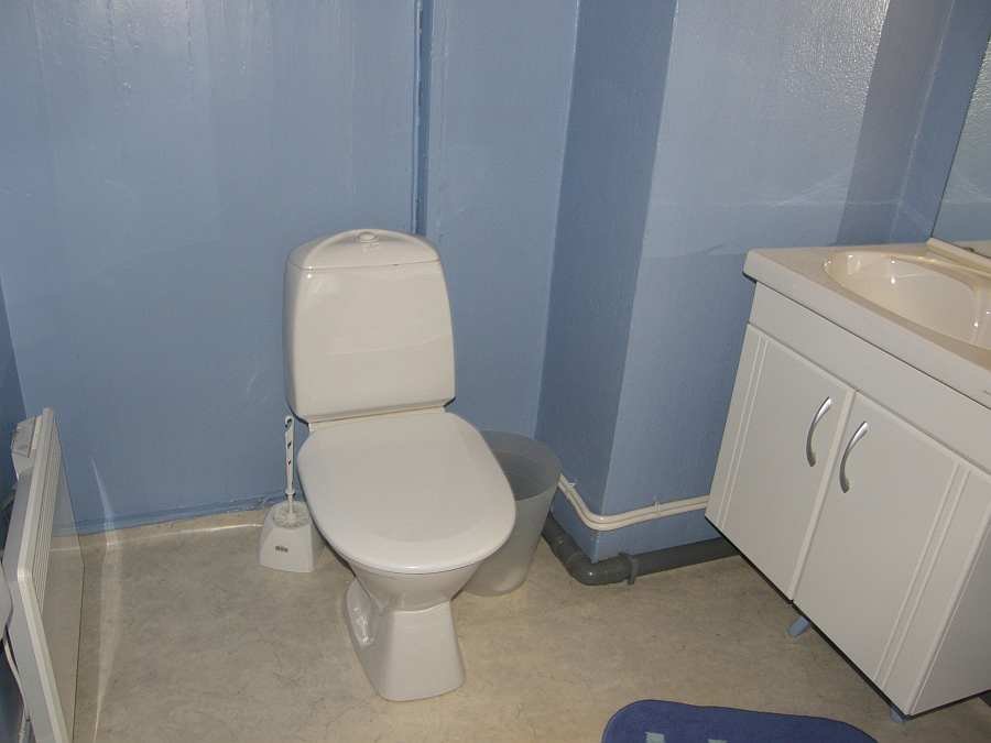 Zusätzliches Bad mit WC.