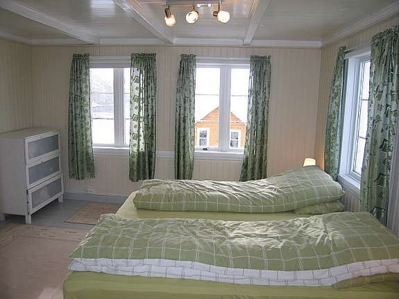 Eins der drei Schlafzimmer mit zwei Einzelbetten