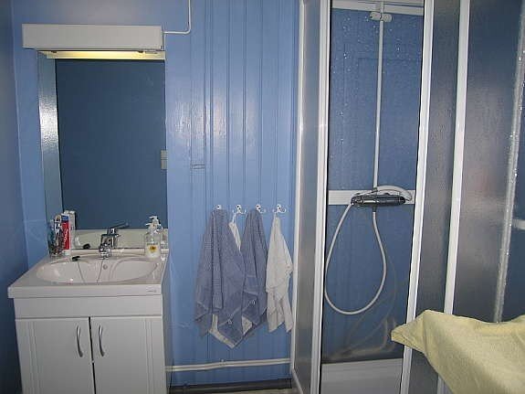 Bad mit Dusche und WC