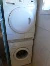 Im Bad stehen auch eine Waschmaschine und ein Wäschetrockner zur Verfügung