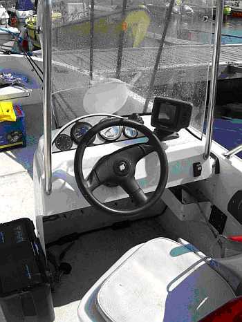 Der Steuerstand des Bootes mit 18,3 Fuß Länge und 30-40 PS Motor, Echolot