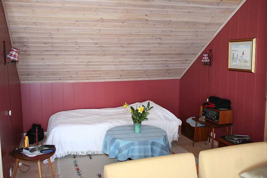 Das Einzelbett in einer Nische im Wohnbereich