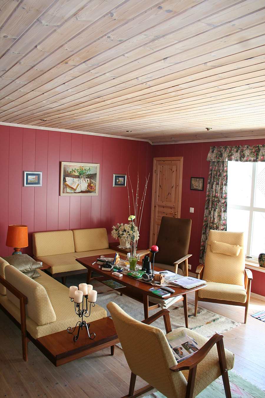 Der Wohnbereich der Ferienwohnung mit Blick auf das Meer