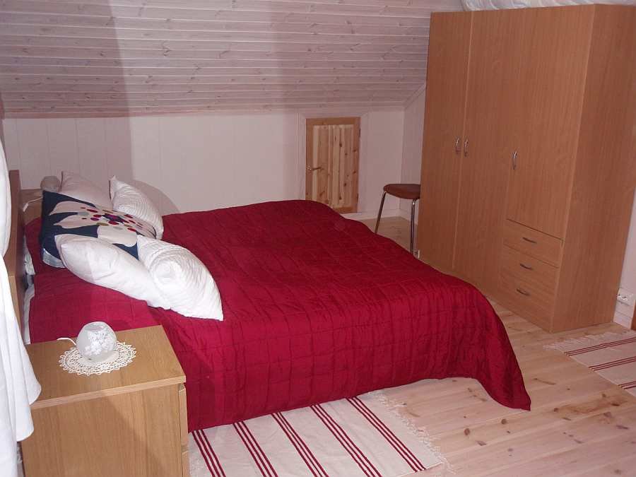 Das Schlafzimmer mit 1 Doppelbett (noch 1 Einzelbett im Raum vorhanden; hier nicht sichtbar)