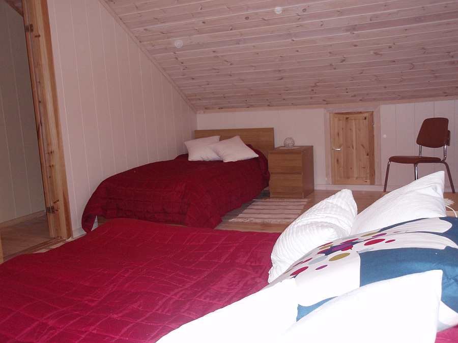 Das Einzelbett im Schlafzimmer zusammen mit dem Doppelbett