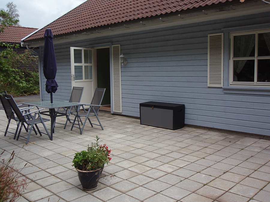 Seperater Wohnungseingang und eigene Terrasse auf der Hausrückseite