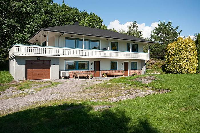 Schön gelegen -  das Ferienhaus Vik. Die Ferienwohnung liegt im Erdgeschoß und verfügt über einen separaten Eingang.