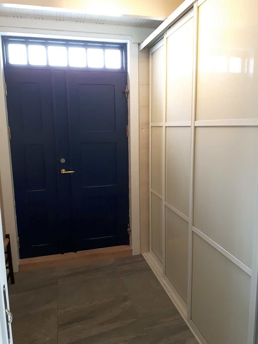 Der Eingangsbereich des Ferienhauses - in dem großen Wandschrank findet man viel Stauraum Der Eingangsbereich des Ferienhauses - in dem großen Wandschrank findet man viel Stauraum