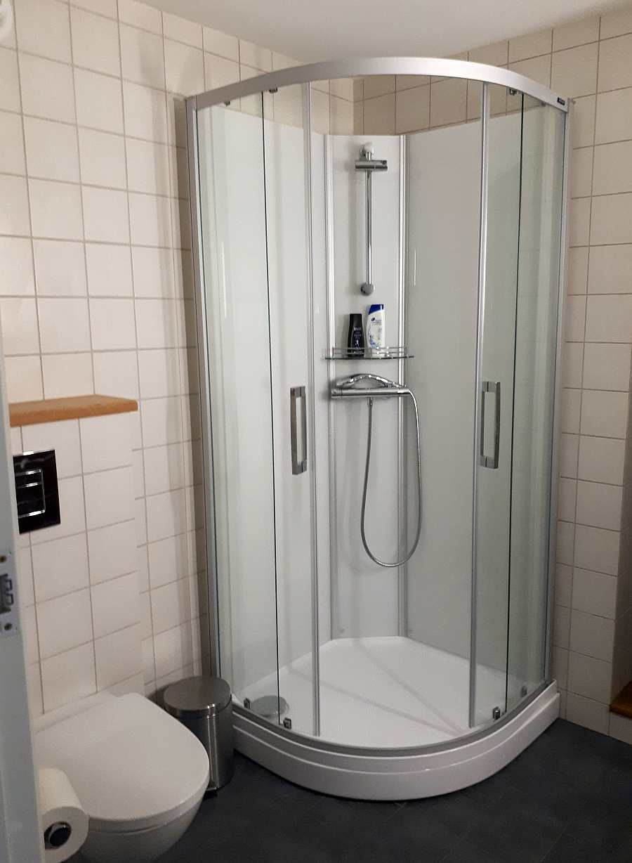 Bad 2 mit Dusche, Waschbecken und WC Bad 2 mit Dusche, Waschbecken und WC