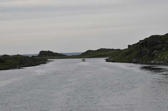 Ausfahrt aus dem Sund auf das offene Meer vor der Insel Ausfahrt aus dem Sund auf das offene Meer vor der Insel