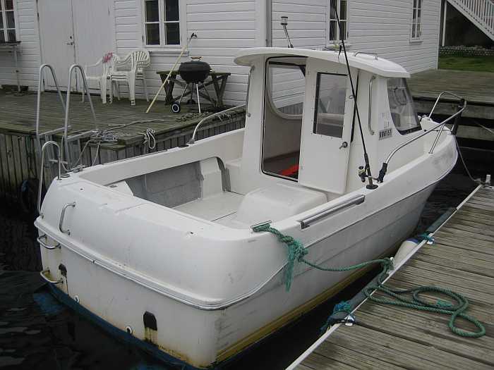 Das optional mögliche Extraboot - Dieselboot Avor 18 Fuß/35 PS mit E-Starter, Schlupfkajüte, Echolot und GPS/Kartenplotter.
Dieses Boot muss vor Buchung separat  in  Norwegen angefragt werden