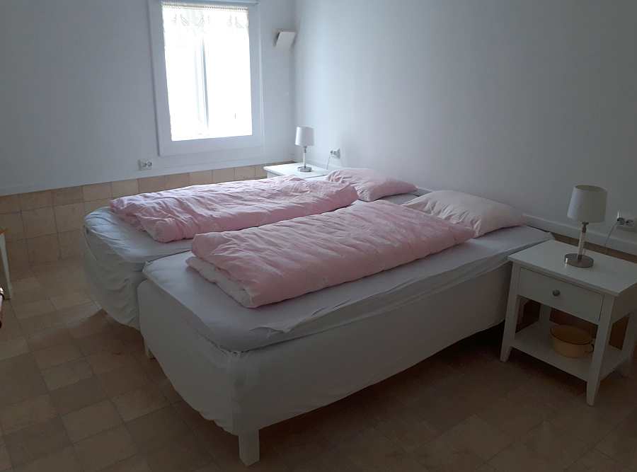 Eines der drei Schlafzimmer mit 2 Einzelbetten (diese können bei Bedarf wie hier zum Doppelbett zusammen geschoben werden) Eines der drei Schlafzimmer mit 2 Einzelbetten (diese können bei Bedarf wie hier zum Doppelbett zusammen geschoben werden)