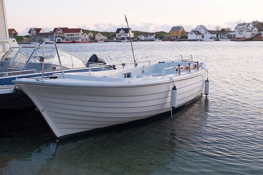 Blick von der Terrasse auf das im  Preis enthaltene Dieselboot Blick von der Terrasse auf das im  Preis enthaltene Dieselboot