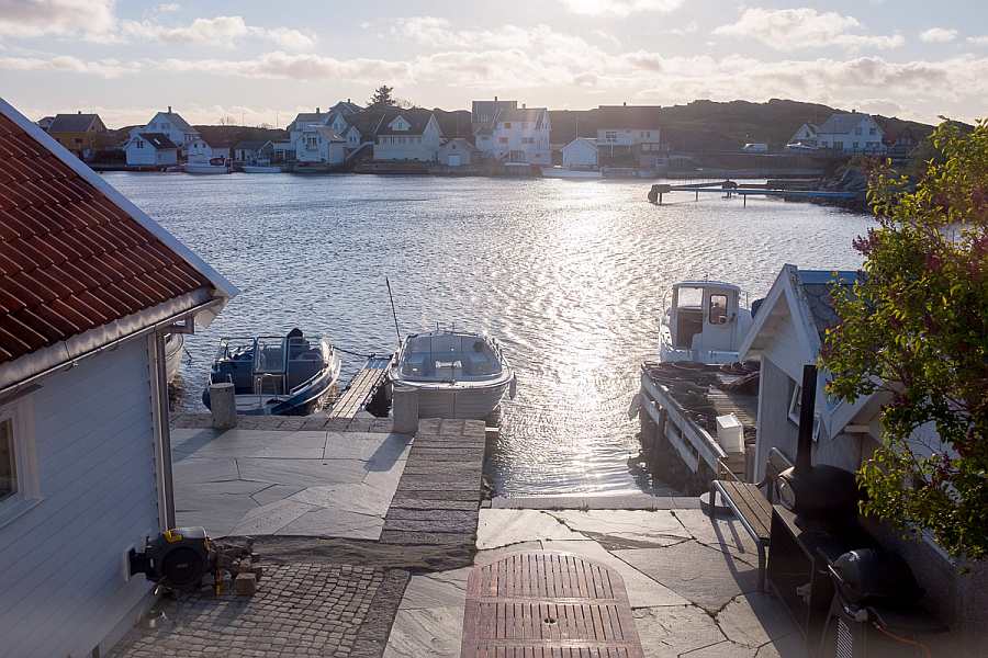 Blick aus dem Haus auf das Wasser und die Terrasse mit  Gasgrill Blick aus dem Haus auf das Wasser und die Terrasse mit  Gasgrill