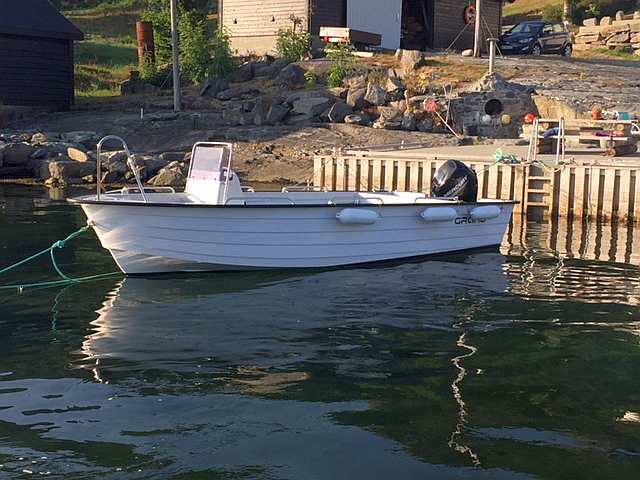 Ihre Boote liegen direkt vor dem Haus am eigenen Steg