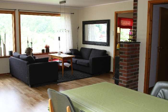 Wohnzimmer mit Couch-Ecke.