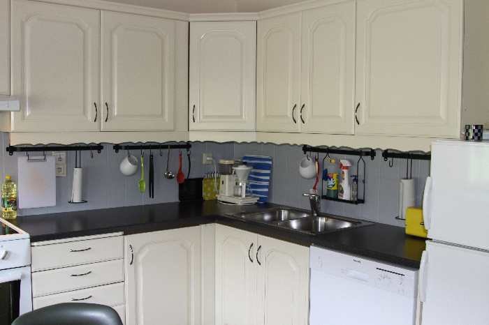 Die komplett ausgestattete Küche im Ferienhaus Kvaløy.