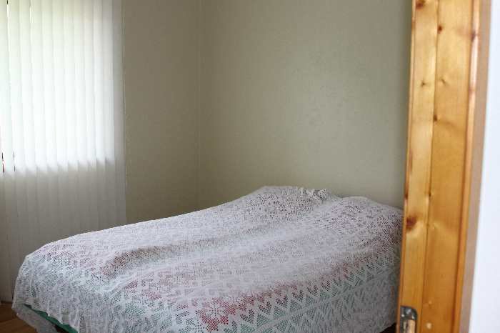 Schlafzimmer mit einem Doppelbett.