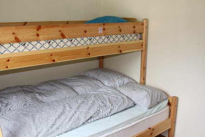 Schlafzimmer mit einem norwegischen Familienbett.