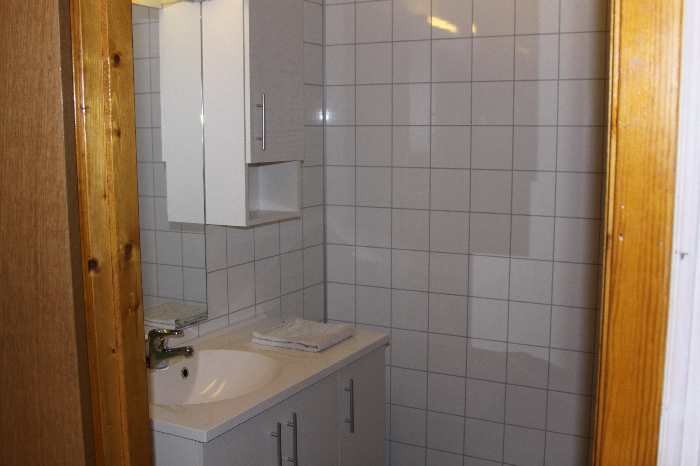 Das 2. Badezimmer ist mit einer Badewanne und WC ausgestattet.