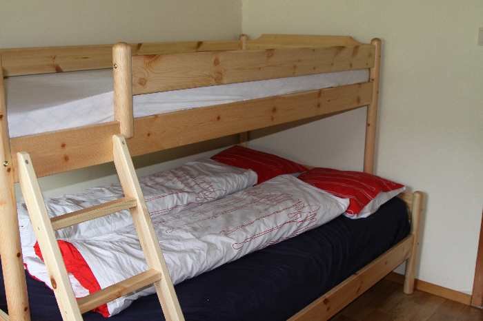 Schlafzimmer mit einem norwegischen Familienbett.