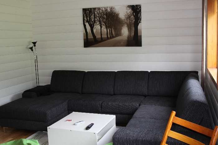 Ein weiteres Wohnzimmer mit großer Couch.
