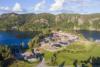 Links im Bild das Haus Kafjord 4 - ganz Rechts im Bild der Bootsteg