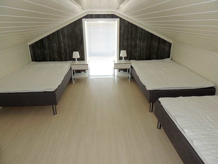 Das Schlafzimmer mit drei schmalen (120 cm) Doppelbetten