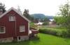 Das Ferienhaus Nr. 1 liegt ein wenig erhöht vom Fjord in ruhiger, ungestörter Lage auf einem eigenen großen Gartengrundstück
