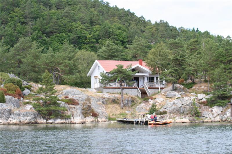 Kann ein Ferienhaus besser liegen? Top-Objekt mit Spitzenboot zum Schnäppchenpreis.