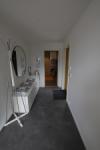 Flur mit Blick in Richtung Haustür und Badezimmer