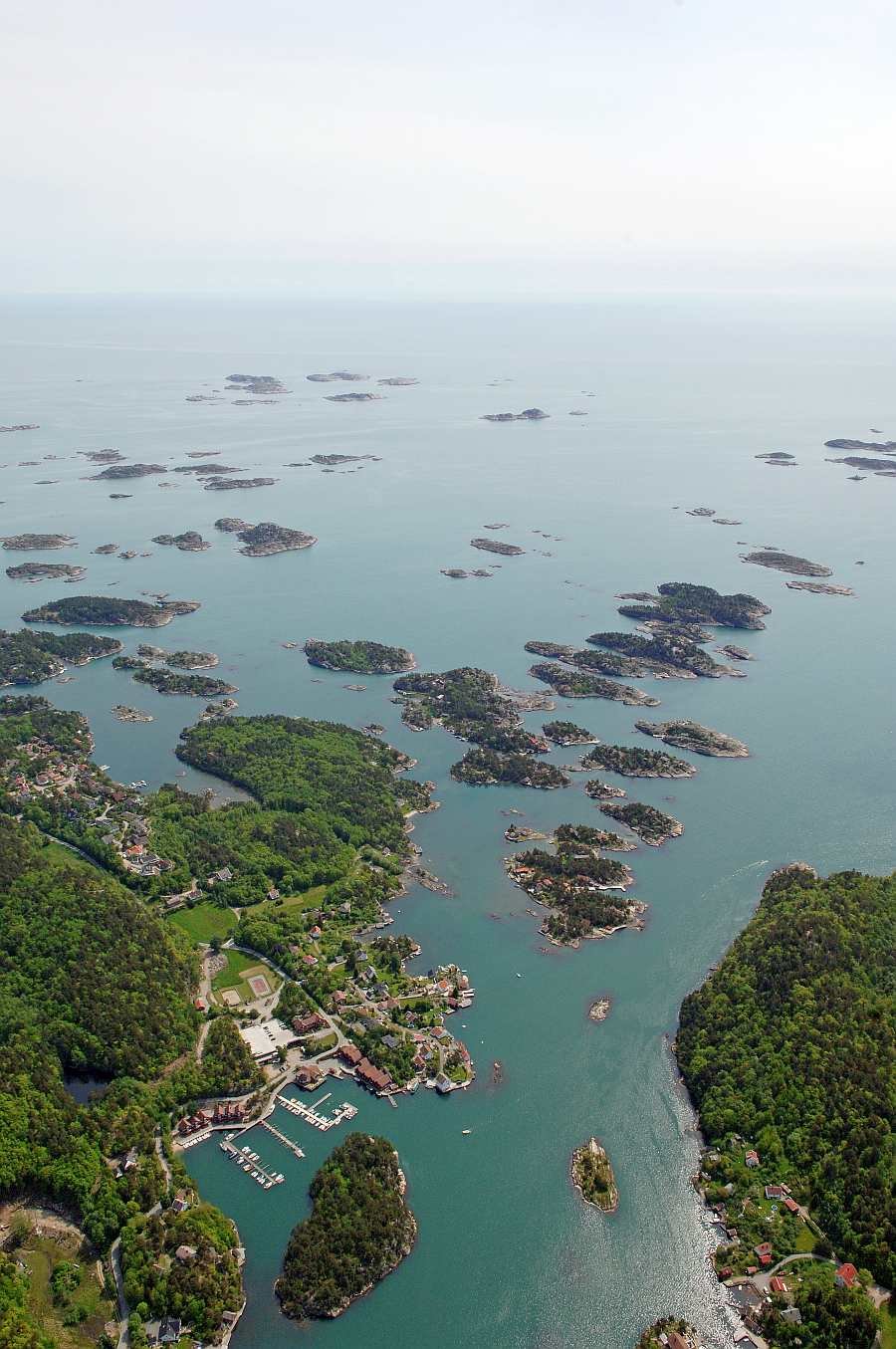 Blick auf die Küste und die vorgelagerten Inseln bei Trysnes