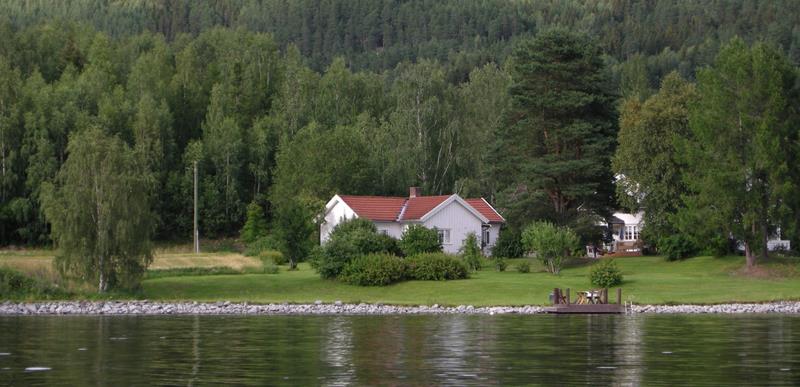 Das Ferienhaus Eidsvik liegt direkt am Ufer des Sees Randsfjorden