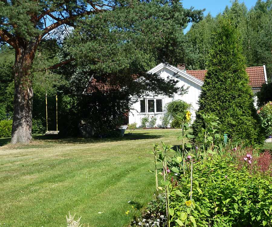 Das Ferienhaus Eidsvik liegt auf einem großen Gartengrundstück