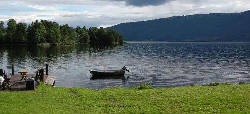 Blick vom Grundstück des Hauses auf das Wasser