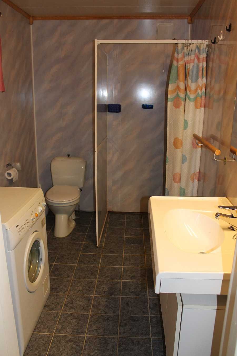 Das Bad mit Dusche, WC und Waschmaschine